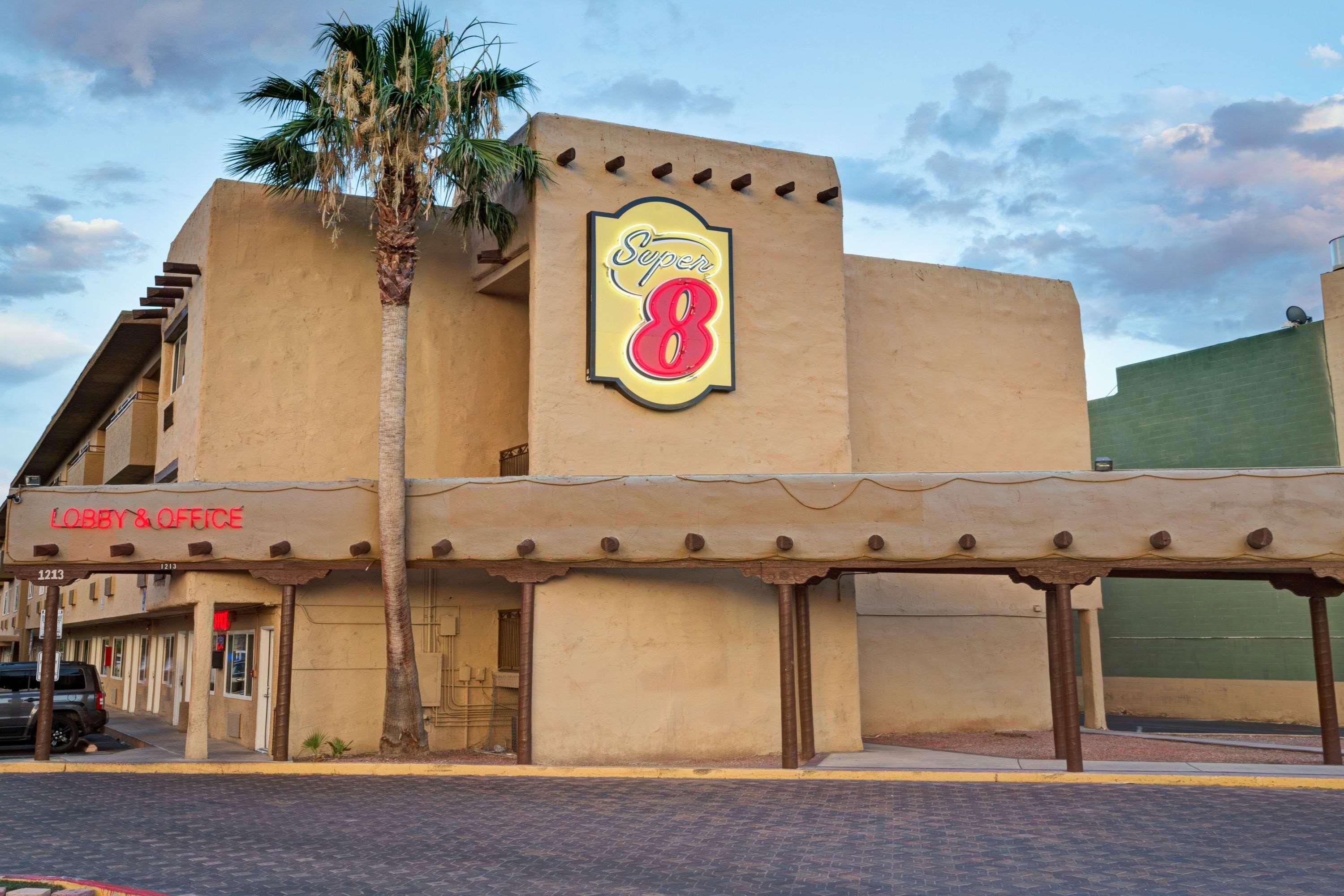 Super 8 By Wyndham Las Vegas North Strip/Fremont St. Area Bagian luar foto