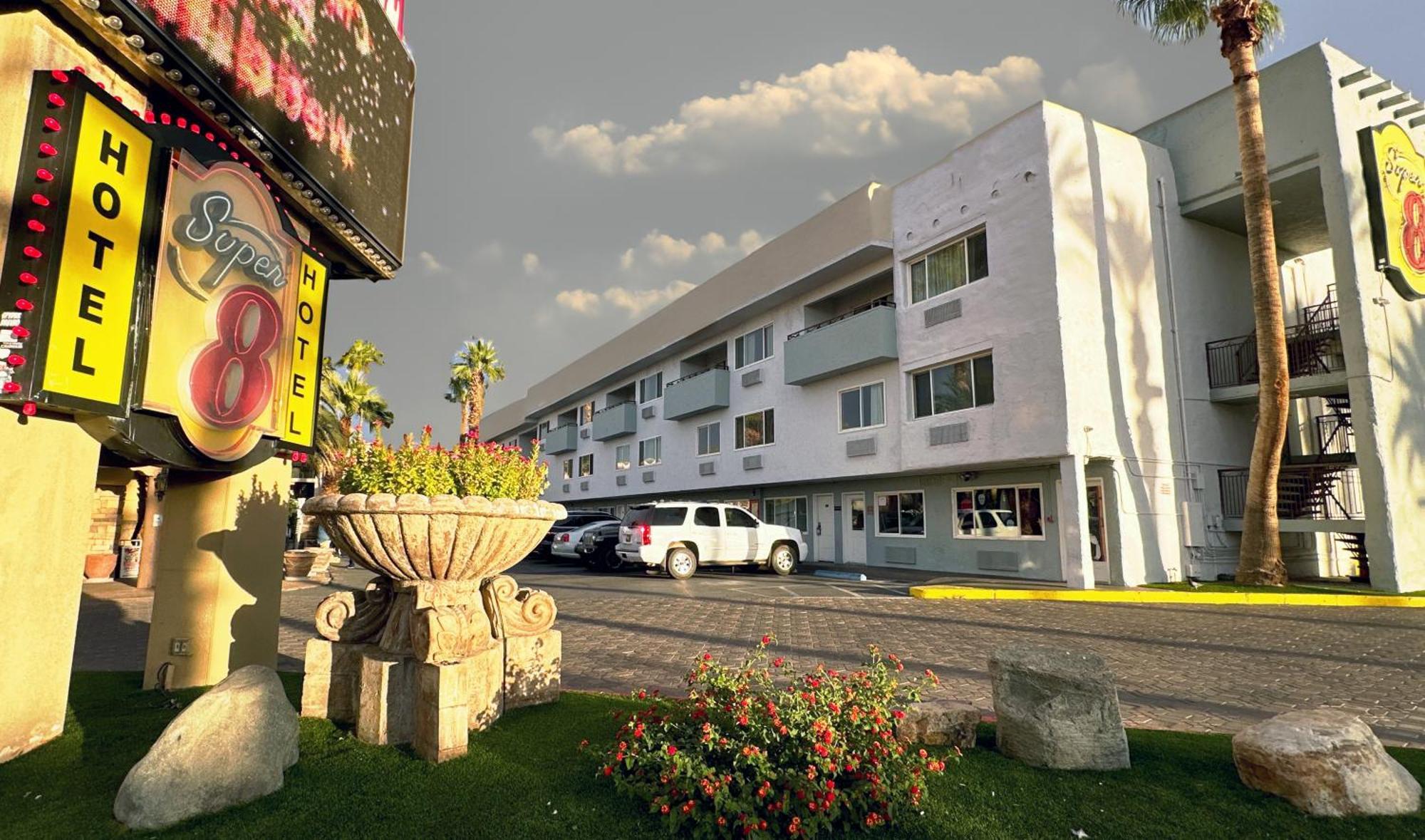 Super 8 By Wyndham Las Vegas North Strip/Fremont St. Area Bagian luar foto