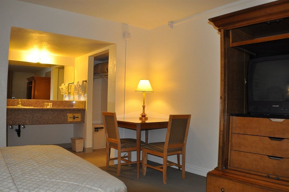 Super 8 By Wyndham Las Vegas North Strip/Fremont St. Area Bagian luar foto
